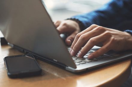 encontrar clientes em potencial usando a Internet